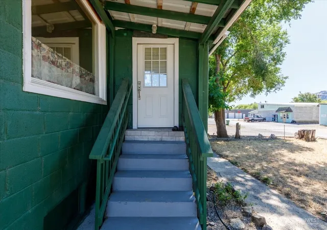 Photo 2 of Single family home for sale at 214 A St, Grand Coulee, WA 99133 | MLS# NWM2554999 | Listing updated on 2026-09-22