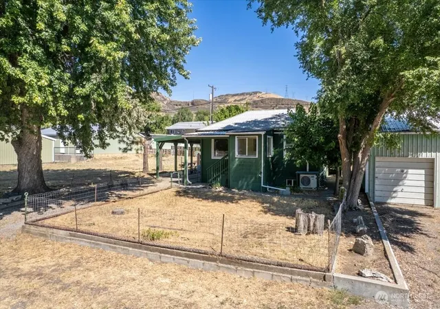 Photo 34 of Single family home for sale at 214 A St, Grand Coulee, WA 99133 | MLS# NWM2554999 | Listing updated on 2026-09-22