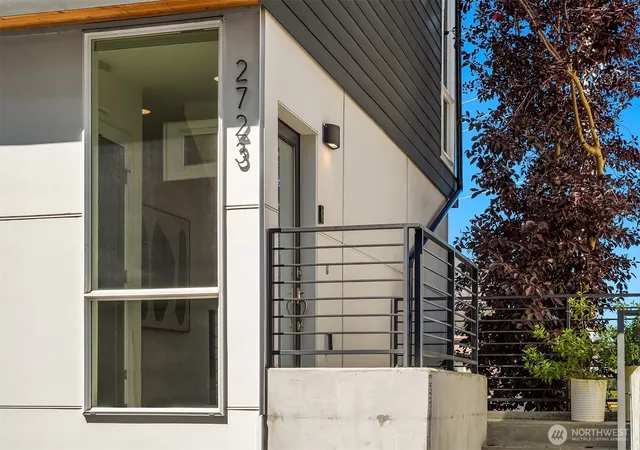 Photo 4 of Sale Pending at 2723 Yale Ter Ave E, Seattle, WA 98102 | MLS# NWM2555016 | Listing updated on 2026-09-20
