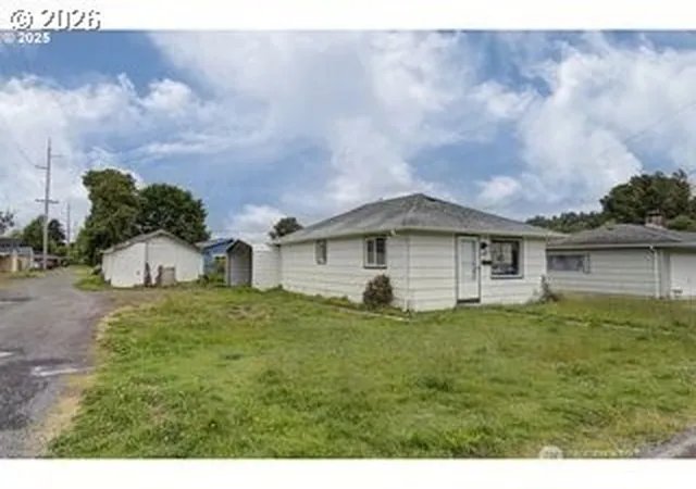 Photo 1 of Sale Pending at 105 Redpath St, Kelso, WA 98626 | MLS# NWM2555063 | Listing updated on 2026-09-23
