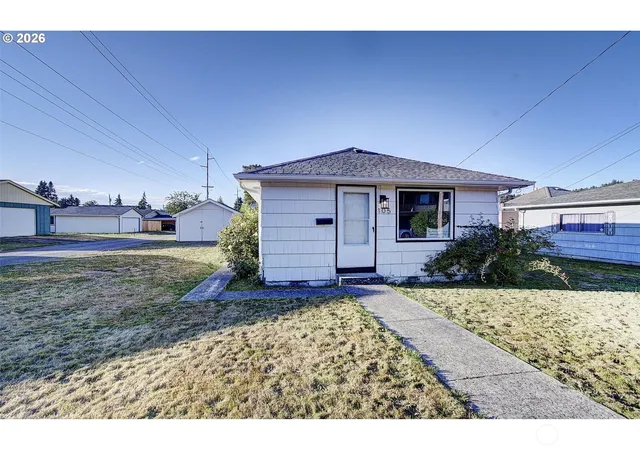 Single family home for sale at 105 Redpath St, Kelso, WA 98626 | MLS# NWM2555063
