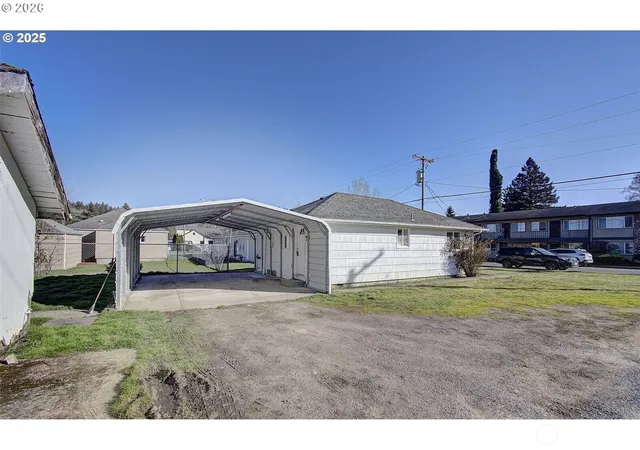 Photo 2 of Sale Pending at 105 Redpath St, Kelso, WA 98626 | MLS# NWM2555063 | Listing updated on 2026-09-23