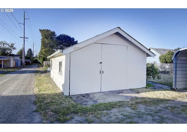 Photo 2 of Sale Pending at 105 Redpath St, Kelso, WA 98626 | MLS# NWM2555063 | Listing updated on 2026-10-27