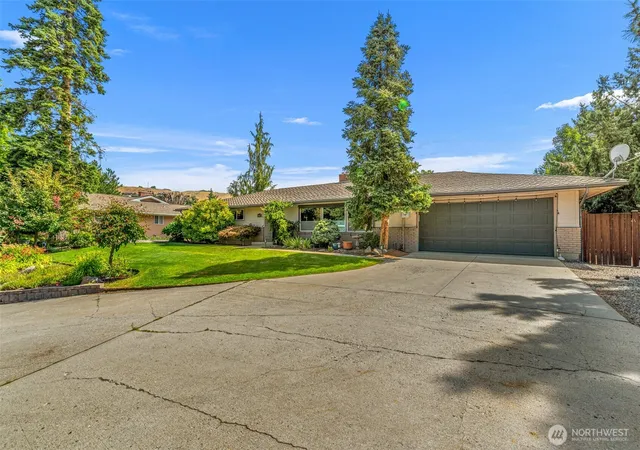 Photo 1 of Contingent at 1677 Eastmont Ave, East Wenatchee, WA 98802 | MLS# NWM2555172 | Listing updated on 2026-09-26