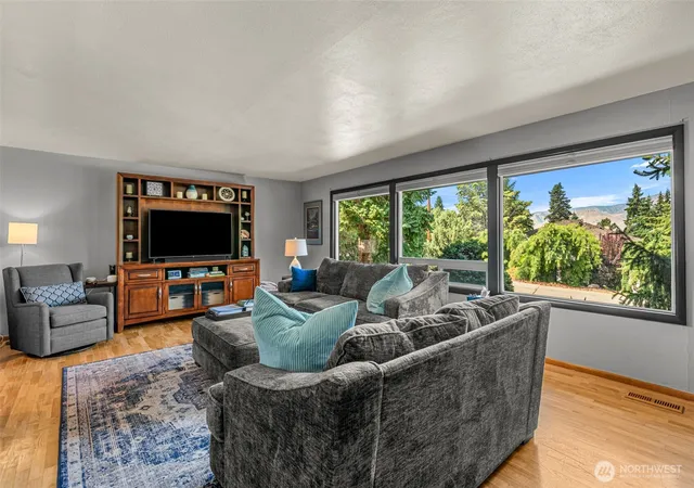Photo 3 of Contingent at 1677 Eastmont Ave, East Wenatchee, WA 98802 | MLS# NWM2555172 | Listing updated on 2026-09-26