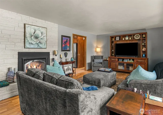 Photo 4 of Single family home for sale at 1677 Eastmont Ave, East Wenatchee, WA 98802 | MLS# NWM2555172 | Listing updated on 2026-09-26