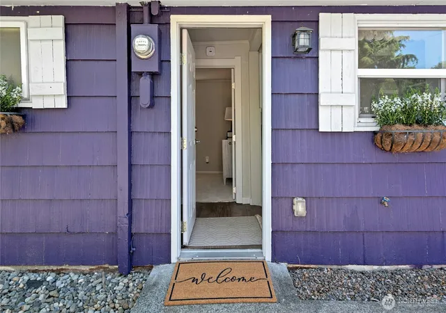 Photo 3 of Single family home for sale at 1035 Temple Dr, Everett, WA 98201 | MLS# NWM2555260 | Listing updated on 2026-09-26