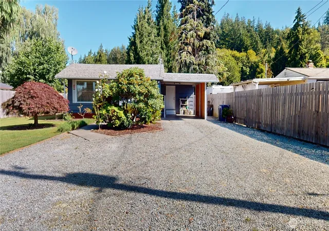 Photo 2 of Single family home for sale at 521 E Magnolia Ave, Burlington, WA 98233 | MLS# NWM2555282 | Listing updated on 2026-09-25