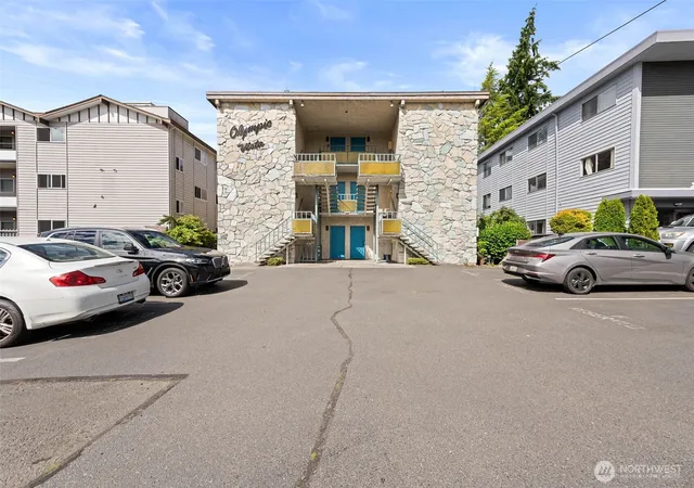 Photo 2 of Condo for sale at 11515 Greenwood Ave N #H, Seattle, WA 98133 | MLS# NWM2555333 | Listing updated on 2026-10-01
