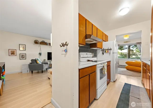 Photo 3 of Condo for sale at 11515 Greenwood Ave N #H, Seattle, WA 98133 | MLS# NWM2555333 | Listing updated on 2026-10-01