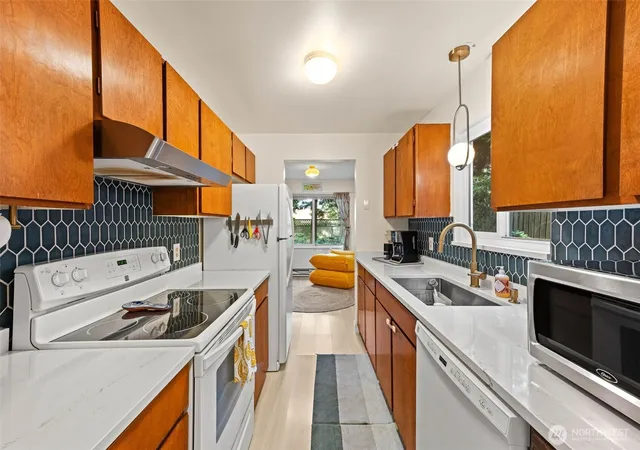Photo 3 of Condo for sale at 11515 Greenwood Ave N #H, Seattle, WA 98133 | MLS# NWM2555333 | Listing updated on 2026-10-01