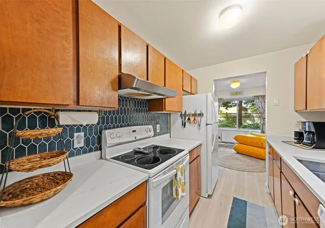 Photo 4 of Condo for sale at 11515 Greenwood Ave N #H, Seattle, WA 98133 | MLS# NWM2555333 | Listing updated on 2026-10-01