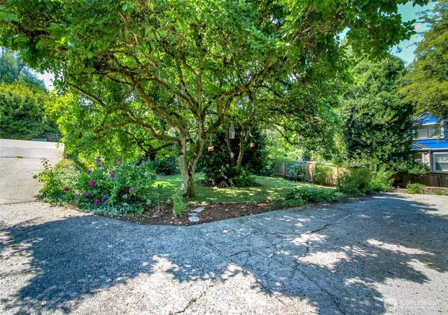 Photo 2 of Single family home for sale at 10082 Des Moines Memorial Dr S, Seattle, WA 98168 | MLS# NWM2555560 | Listing updated on 2026-09-23