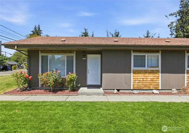Photo 4 of Multi family home for sale at 8303 John Dower Rd SW, Lakewood, WA 98499 | MLS# NWM2555633 | Listing updated on 2026-09-22