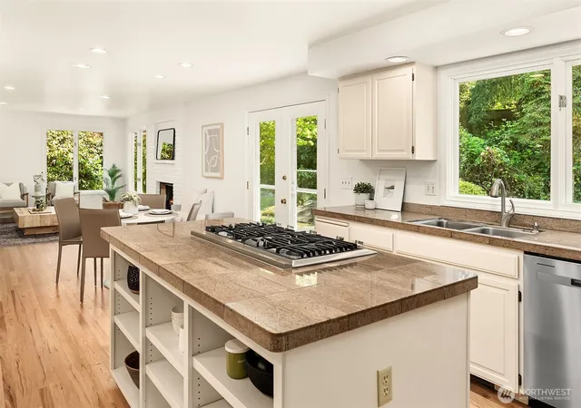 Photo 4 of Single family home for sale at 8531 Hunts Point Ln, Hunts Point, WA 98004 | MLS# NWM2555728 | Listing updated on 2026-09-22