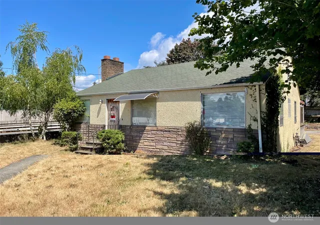 Photo 2 of Sale Pending at 9058 Wallingford Ave N, Seattle, WA 98103 | MLS# NWM2555910 | Listing updated on 2026-09-25