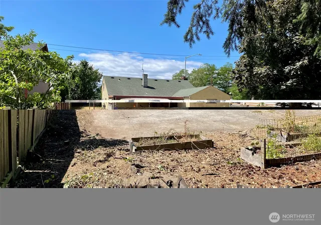 Photo 3 of Sale Pending at 9058 Wallingford Ave N, Seattle, WA 98103 | MLS# NWM2555910 | Listing updated on 2026-09-25
