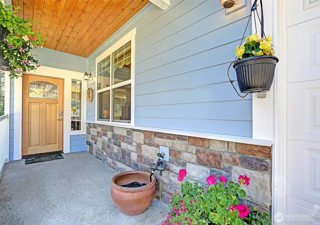 Photo 4 of Single family home for sale at 28 Zurich Ct, Camano Island, WA 98282 | MLS# NWM2555941 | Listing updated on 2026-09-22