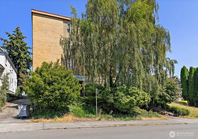 Photo 3 of Condo for sale at 3209 Hoyt Ave #302, Everett, WA 98201 | MLS# NWM2556028 | Listing updated on 2026-09-30
