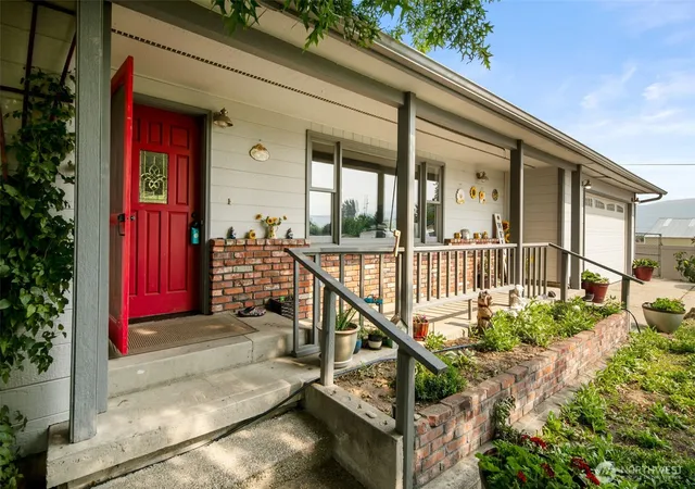Photo 3 of Single family home for sale at 113 N Nile Ave, East Wenatchee, WA 98802 | MLS# NWM2556081 | Listing updated on 2026-09-18