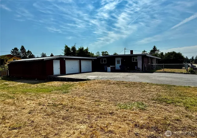 Photo 3 of Single family home for sale at 201 W Seattle Ave, Westport, WA 98595 | MLS# NWM2556182 | Listing updated on 2026-09-25