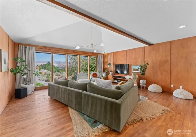 Photo 4 of Single family home for sale at 1030 Canyonside Rd, Wenatchee, WA 98801 | MLS# NWM2556227 | Listing updated on 2026-10-24