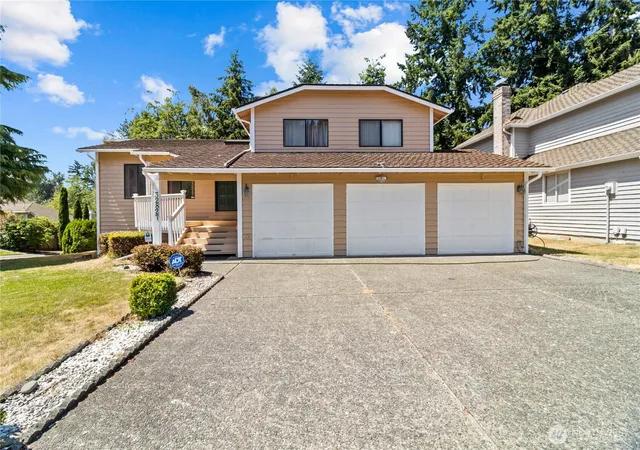 Photo 1 of Single family home for sale at 32827 12th Avenue Sw, Federal Way, WA 98023 | MLS# NWM2556370 | Listing updated on 2026-09-22