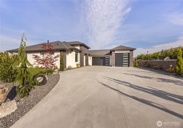 Photo 3 of Single family home for sale at 21 Loretta Ln, Chelan, WA 98816 | MLS# NWM2556422 | Listing updated on 2026-10-09