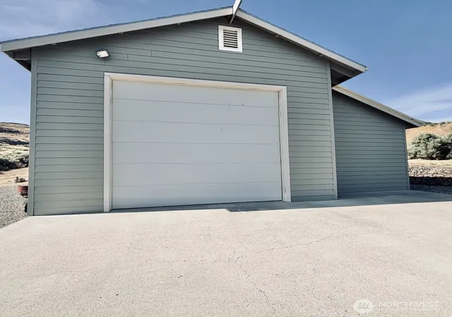 Photo 2 of Single family home for sale at 45720 Geostar Dr, Grand Coulee, WA 99133 | MLS# NWM2556443 | Listing updated on 2026-10-06