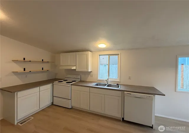 Photo 4 of Manufactured home for sale at 11901 55th Avenue NE #21, Marysville, WA 98271 | MLS# NWM2556485 | Listing updated on 2026-09-25