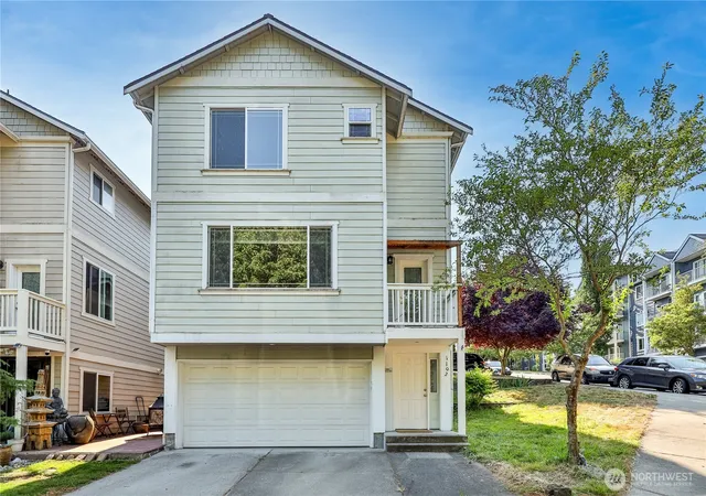 Photo 2 of Townhouse for sale at 1102 Chestnut St, Everett, WA 98201 | MLS# NWM2556622 | Listing updated on 2026-09-19