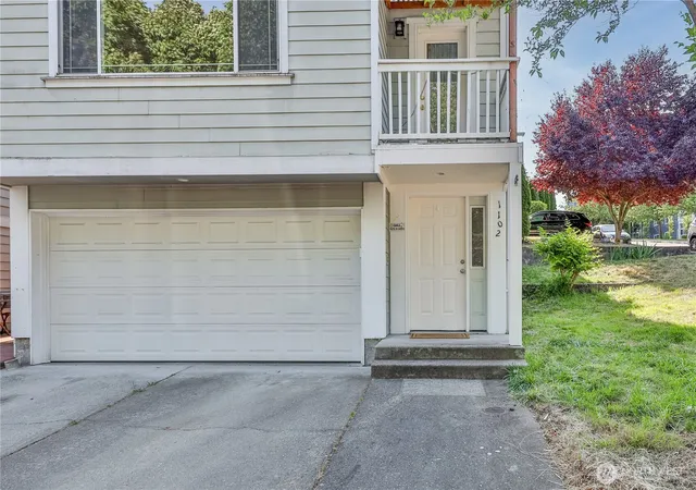 Photo 3 of Townhouse for sale at 1102 Chestnut St, Everett, WA 98201 | MLS# NWM2556622 | Listing updated on 2026-09-19