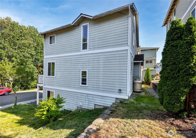 Photo 3 of Townhouse for sale at 1102 Chestnut St, Everett, WA 98201 | MLS# NWM2556622 | Listing updated on 2026-09-19