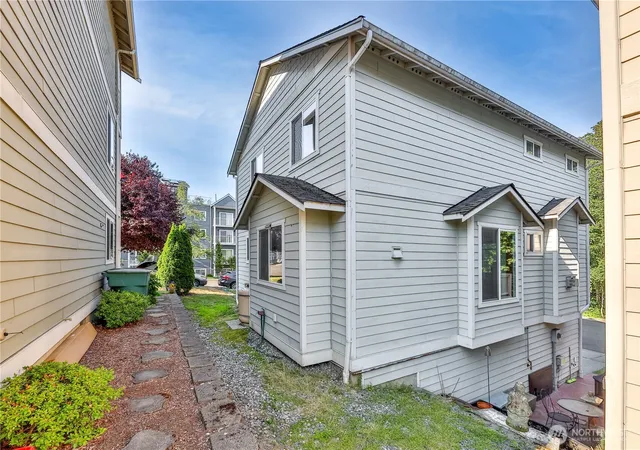 Photo 4 of Townhouse for sale at 1102 Chestnut St, Everett, WA 98201 | MLS# NWM2556622 | Listing updated on 2026-09-19