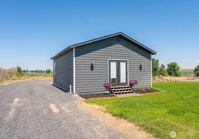 Photo 2 of Single family home for sale at 10316 Rd 59 Ne, Moses Lake, WA 98837 | MLS# NWM2556637 | Listing updated on 2026-09-22