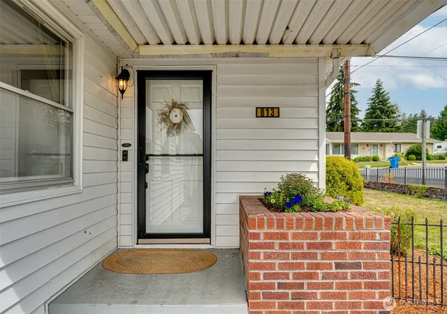 Photo 2 of Single family home for sale at 813 N 16th Avenue, Kelso, WA 98626 | MLS# NWM2556645 | Listing updated on 2026-09-22