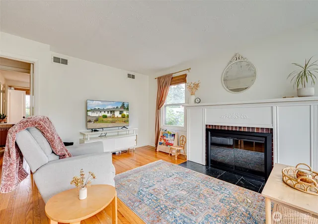 Photo 3 of Single family home for sale at 813 N 16th Avenue, Kelso, WA 98626 | MLS# NWM2556645 | Listing updated on 2026-09-22