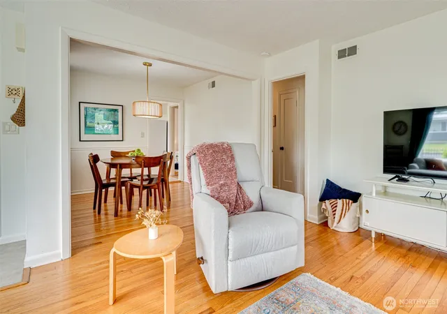 Photo 4 of Single family home for sale at 813 N 16th Avenue, Kelso, WA 98626 | MLS# NWM2556645 | Listing updated on 2026-09-22