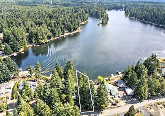 Photo 3 of Single family home for sale at 910 E St Andrews Dr, Shelton, WA 98584 | MLS# NWM2556666 | Listing updated on 2026-09-30