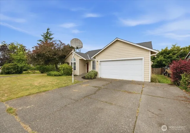 Photo 3 of Sale Pending at 916 Summer Meadows Ct, Sedro Woolley, WA 98284 | MLS# NWM2556720 | Listing updated on 2026-09-29
