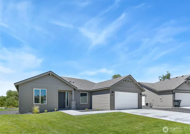 Photo 2 of Single family home for sale at 308 N Sandy Loop, Moses Lake, WA 98837 | MLS# NWM2556747 | Listing updated on 2026-09-22