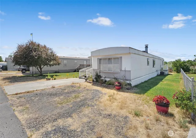 Photo 4 of Manufactured home for sale at 4680 Rd K NE #5, Moses Lake, WA 98837 | MLS# NWM2556818 | Listing updated on 2026-09-22