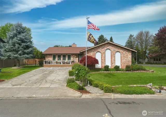 Photo 3 of Sale Pending at 353 Se Highland Park Dr, College Place, WA 99324 | MLS# NWM2556846 | Listing updated on 2026-09-26