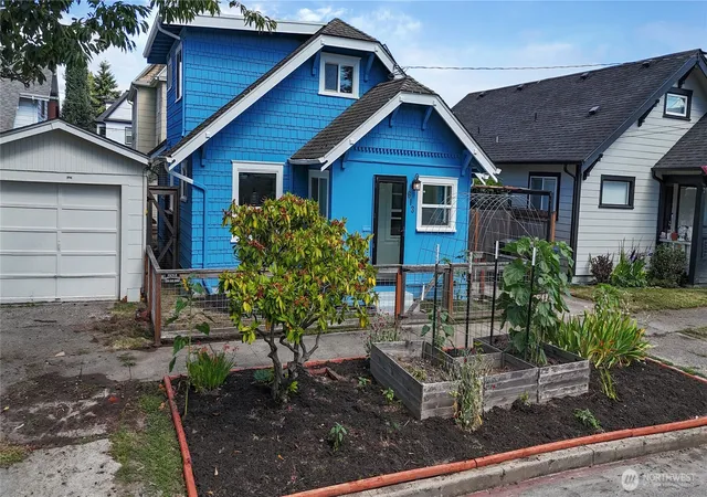 Photo 4 of Single family home for sale at 613 N Prospect St, Tacoma, WA 98406 | MLS# NWM2556927 | Listing updated on 2026-10-01