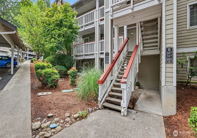 Photo 3 of Sale Pending at 18505 Se Newport Way #B106, Issaquah, WA 98027 | MLS# NWM2556950 | Listing updated on 2026-09-25