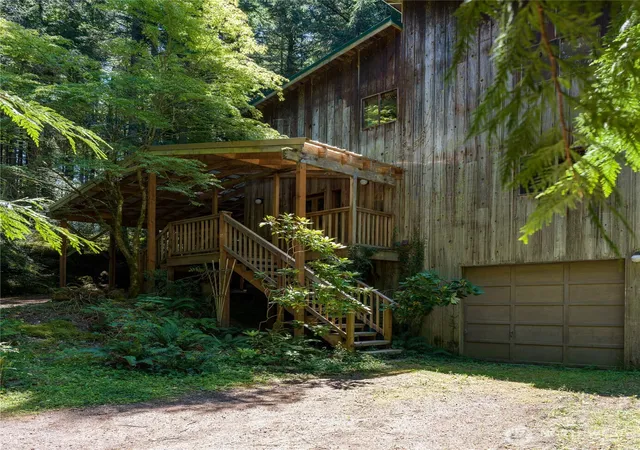 Photo 3 of Sale Pending at 76 Lookout Loop, Eastsound, WA 98245 | MLS# NWM2557031 | Listing updated on 2026-10-01