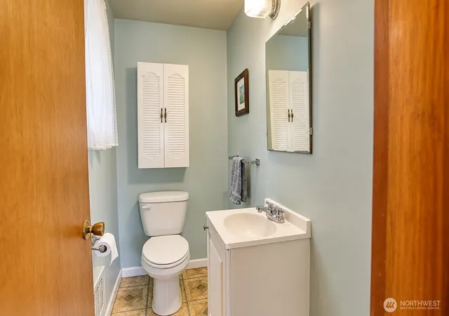 Photo 4 of Single family home for sale at 11826 NE Manzanita Ln, Bainbridge Island, WA 98110 | MLS# NWM2557056 | Listing updated on 2026-09-29