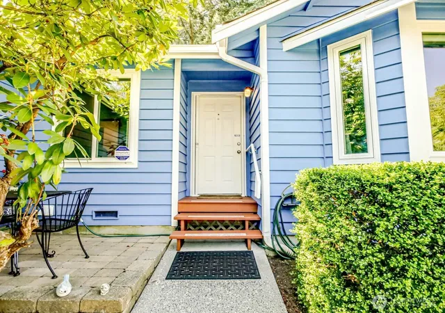 Photo 2 of Single family home for sale at 1608 Puget Dr, Everett, WA 98203 | MLS# NWM2557128 | Listing updated on 2026-09-19