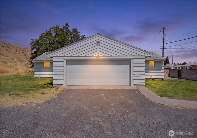 Photo 1 of Single family home for sale at 420 11th Street Sw, Ephrata, WA 98823 | MLS# NWM2557130 | Listing updated on 2026-09-22