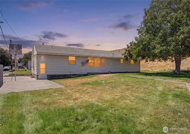 Photo 2 of Single family home for sale at 420 11th Street Sw, Ephrata, WA 98823 | MLS# NWM2557130 | Listing updated on 2026-09-22